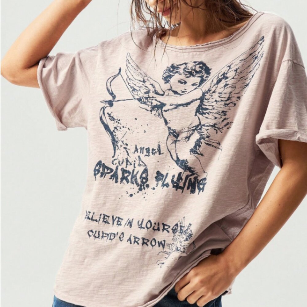 BOUTIQUE ANGEL DISTRESSED TEE